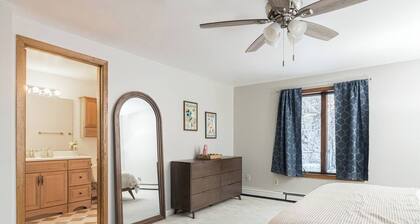 Group Escape: 6BR Hot Tub, Sauna, Game Rm & Garage