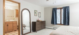 Group Escape: 6BR Hot Tub, Sauna, Game Rm & Garage