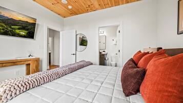 5 bedrooms, iron/ironing board, WiFi, bed sheets