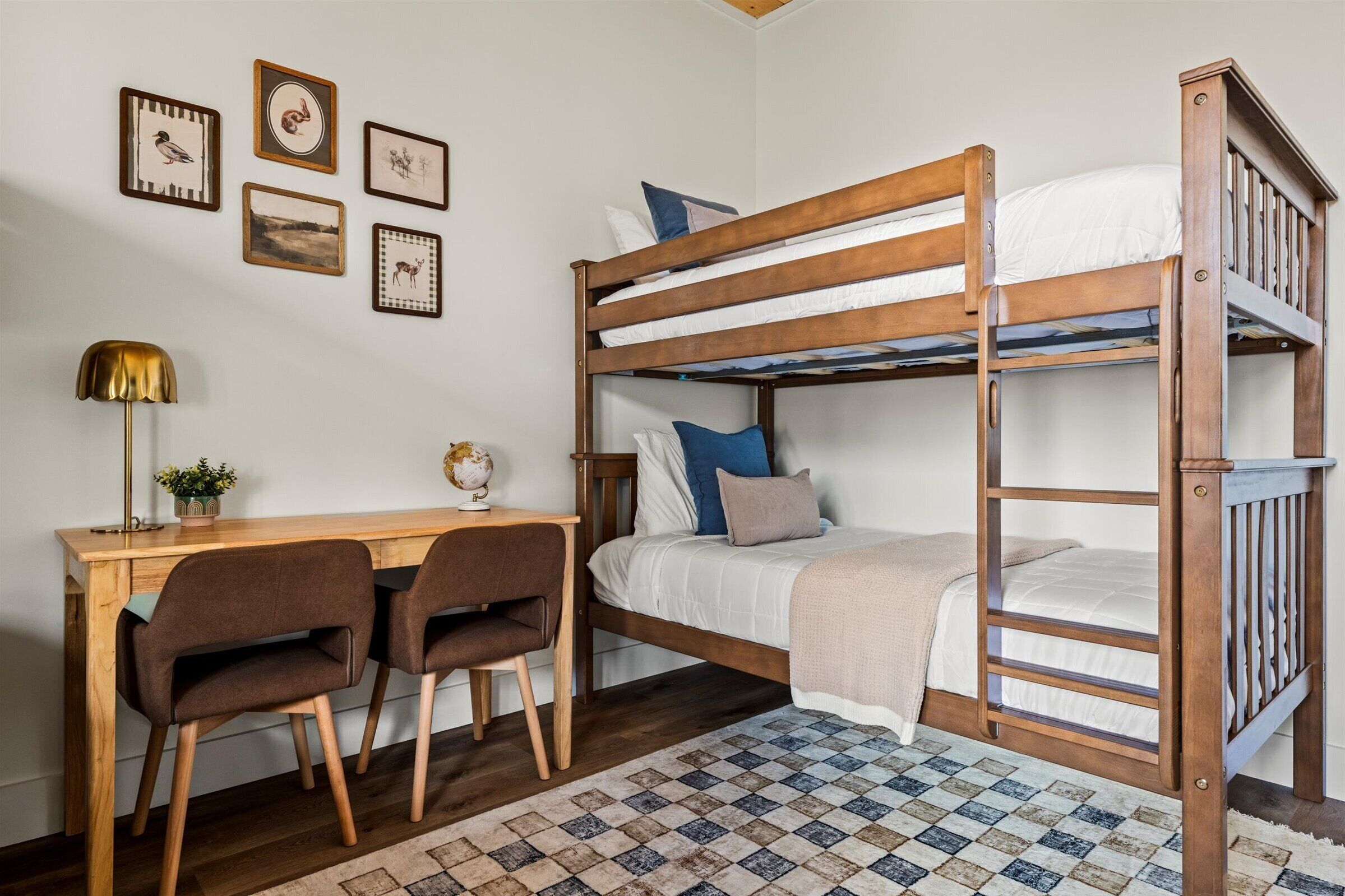 5 quartos, ferros/tábuas de passar roupa, Wi-Fi, roupa de cama