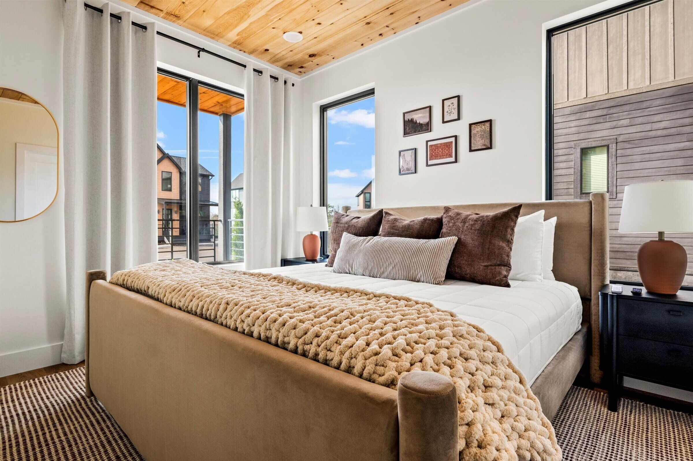 5 bedrooms, iron/ironing board, WiFi, bed sheets