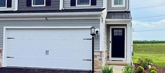 New 3BR/3.5BA end unit townhouse under 3.5 mi from Beaver Stadium-full basement