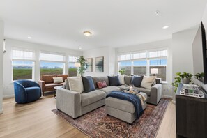 Smart TV - Brand new 3BR/3.5BA townhouse under 3.5 miles from Beaver Stadium-full basement (State College)