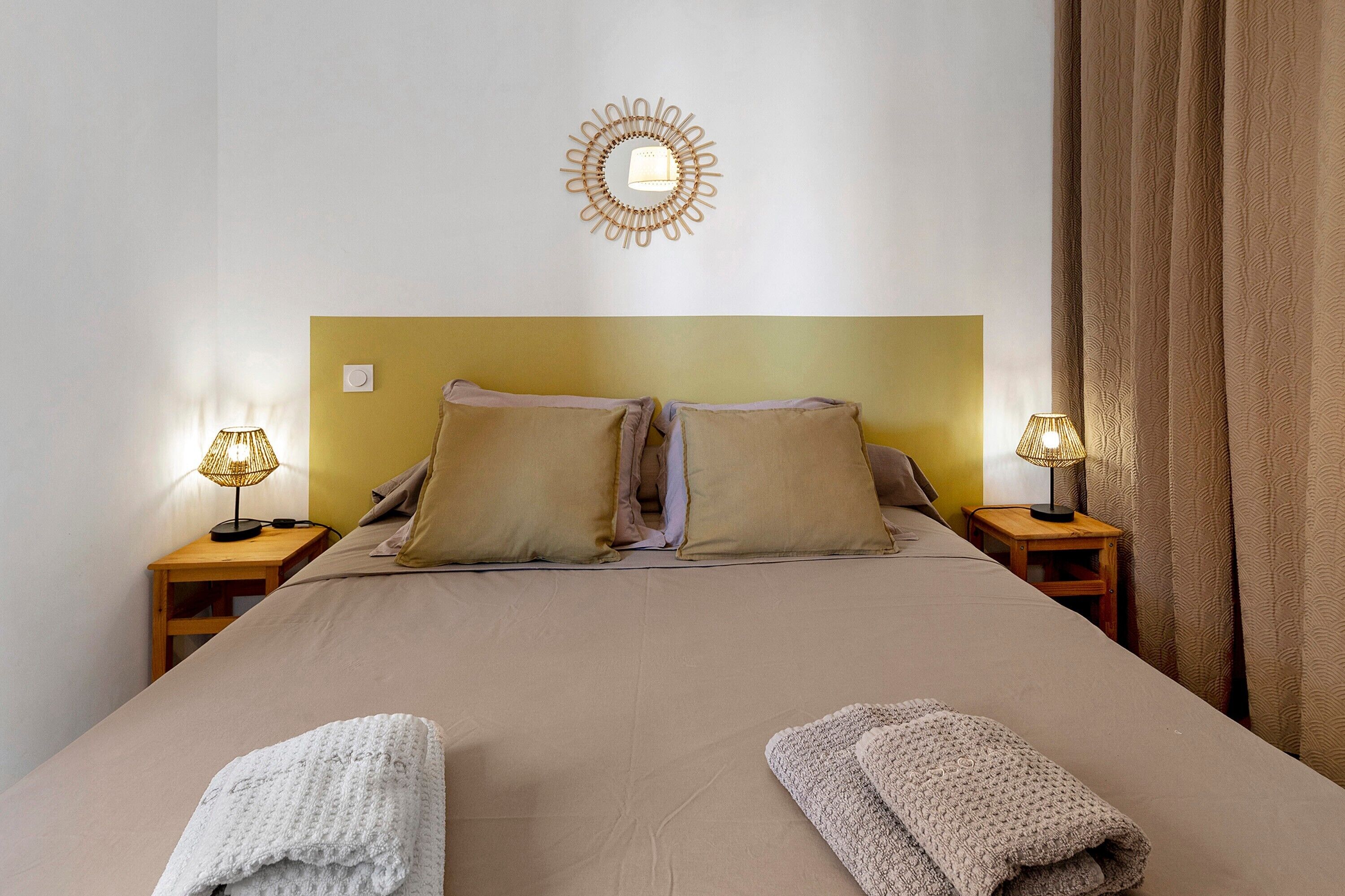 1 habitación, tabla de planchar con plancha y ropa de cama 