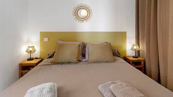 1 habitación, tabla de planchar con plancha y ropa de cama