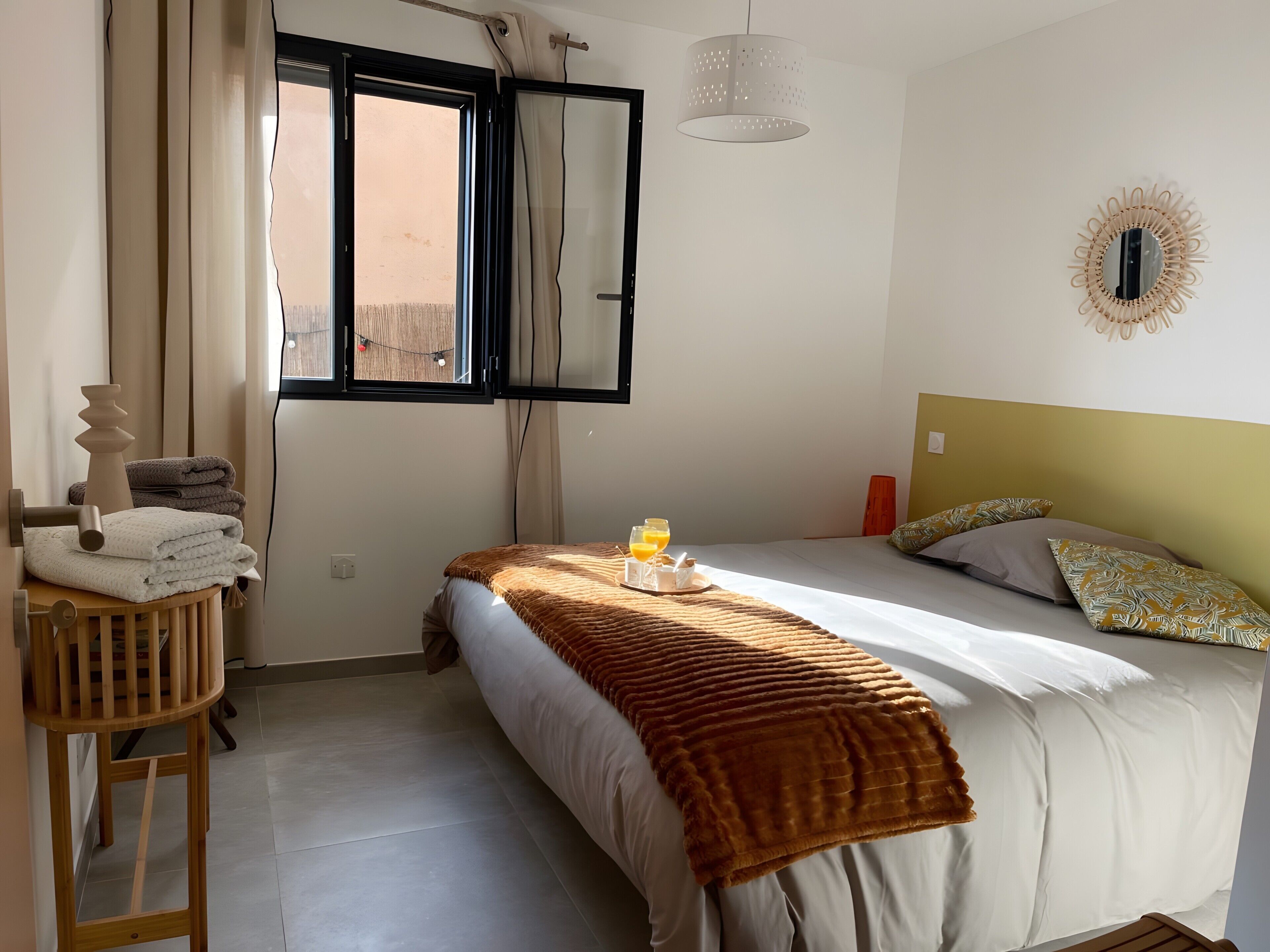 1 habitación, tabla de planchar con plancha y ropa de cama 