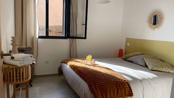 1 habitación, tabla de planchar con plancha y ropa de cama