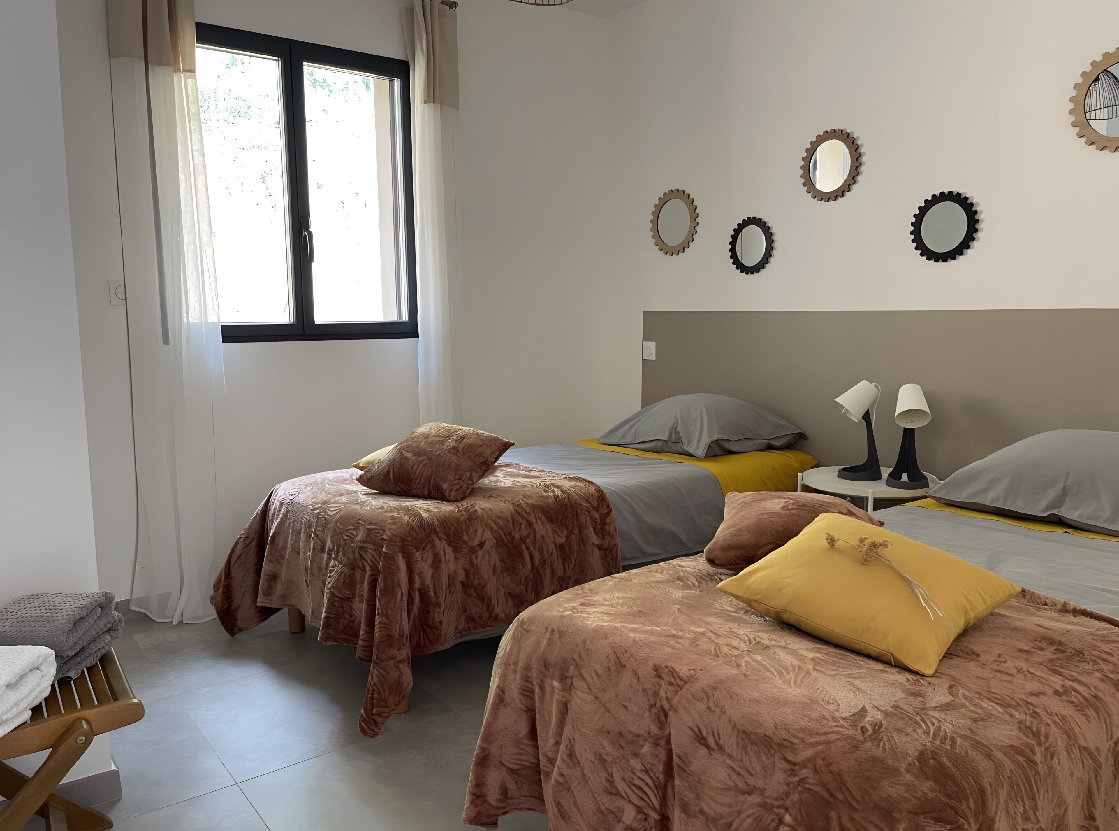 2 bedrooms, iron/ironing board, bed sheets