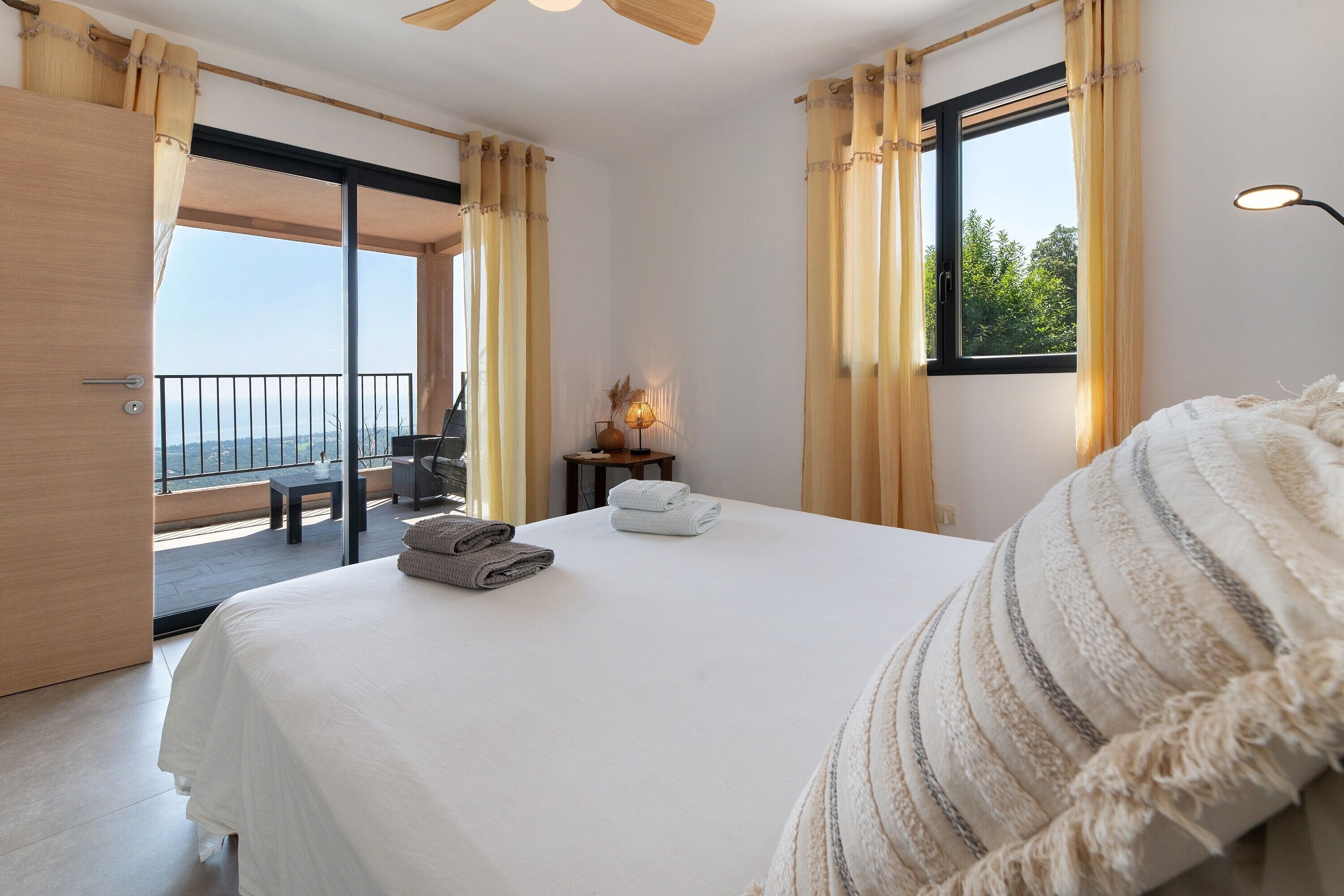 2 habitaciones, tabla de planchar con plancha y ropa de cama 