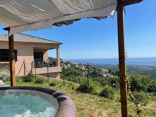 Outdoor spa tub - House Between Sea and Mountains in Cervione (Cervione)
