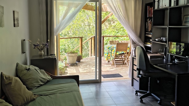 Unclassified image, 1 of 9, button - A room in a soothing setting (Lecci)
