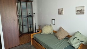 Unclassified image, 2 of 9, button - A room in a soothing setting (Lecci)