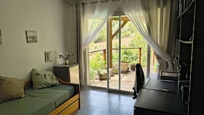 Unclassified image, 4 of 9, button - A room in a soothing setting (Lecci)