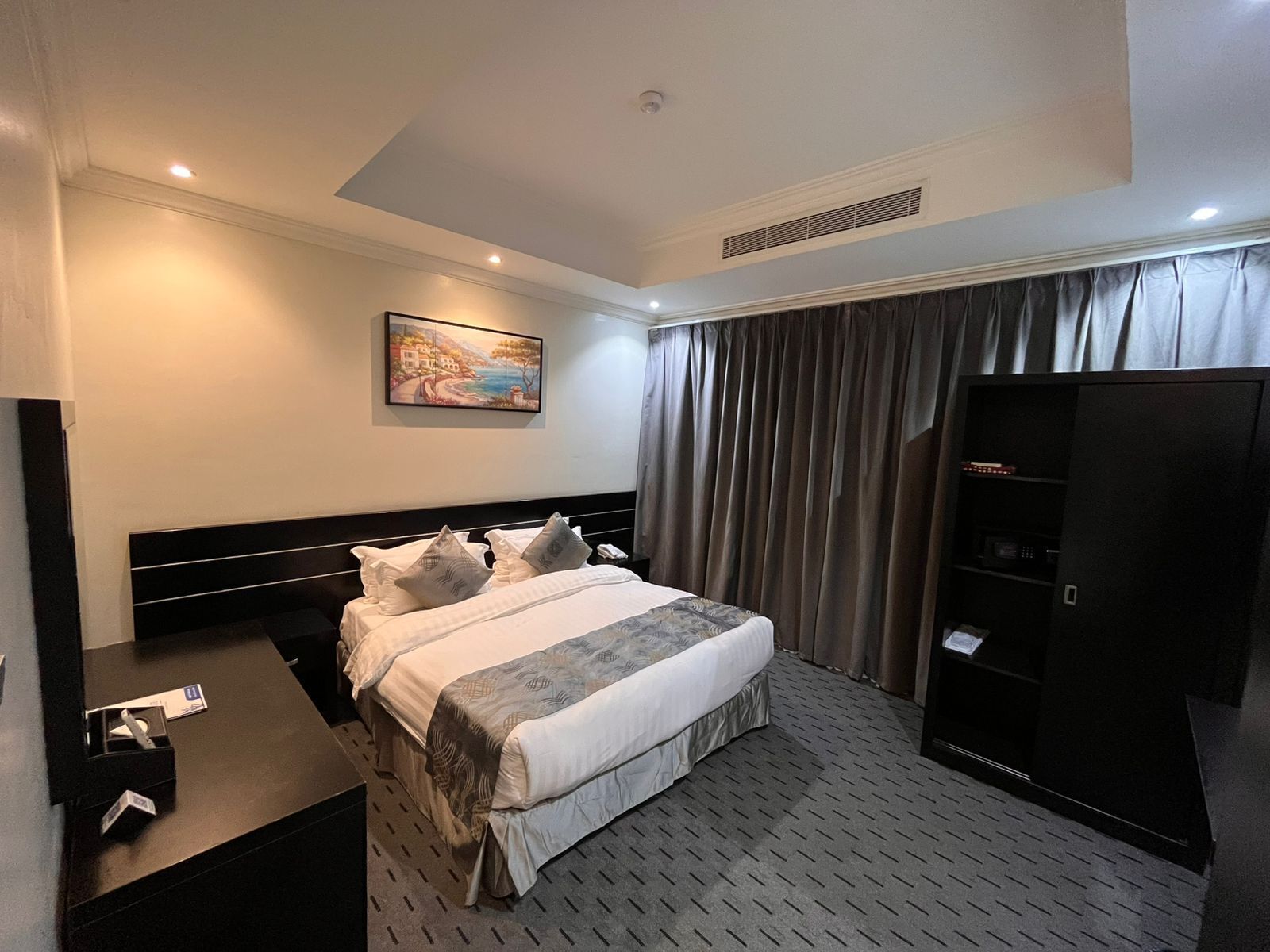 Deluxe Studio | In-room safe, iron/ironing board, WiFi (free)