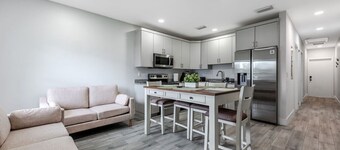 Stylish WPB Retreat – Comfort & Convenience