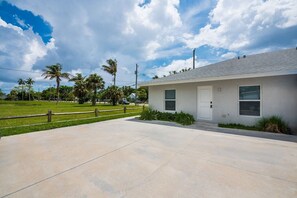A single-story building with a flat roof, a front door, and a small window. - Stylish WPB Retreat – Comfort & Convenience (West Palm Beach)