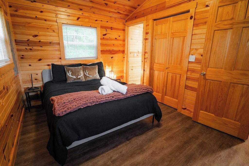 Cabane, plusieurs lits, patio (Deer Run Retreat) | 2 chambres, draps fournis