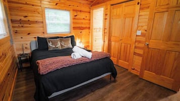 Cabane, plusieurs lits, patio (Deer Run Retreat) | 2 chambres, draps fournis