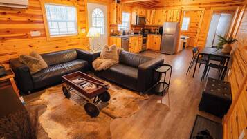 Cabane, plusieurs lits, patio (Deer Run Retreat) | Coin séjour