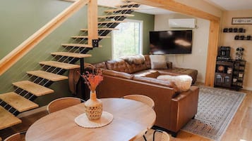 Cabin, Multiple Beds, Hot Tub (North Star Retreat) | Dining