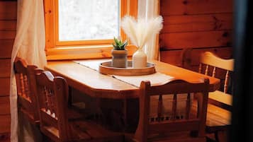 Cabin, 1 King Bed with Sofa bed, Hot Tub (Shepherd's Grove) | Dining