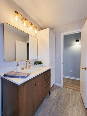 Shower, hair dryer, towels, soap - Bright, Modern Lakefront 3 Bedroom Townhouse (Montgomery)