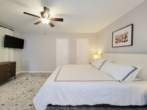 WiFi, bed sheets - Bright, Modern Lakefront 3 Bedroom Townhouse (Montgomery)