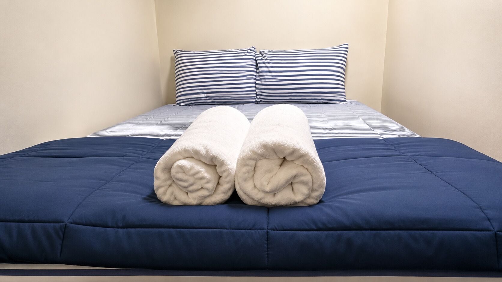 Kamar Double Basic | Seprai premium, busa memori, Wi-Fi gratis, dan seprai linen
