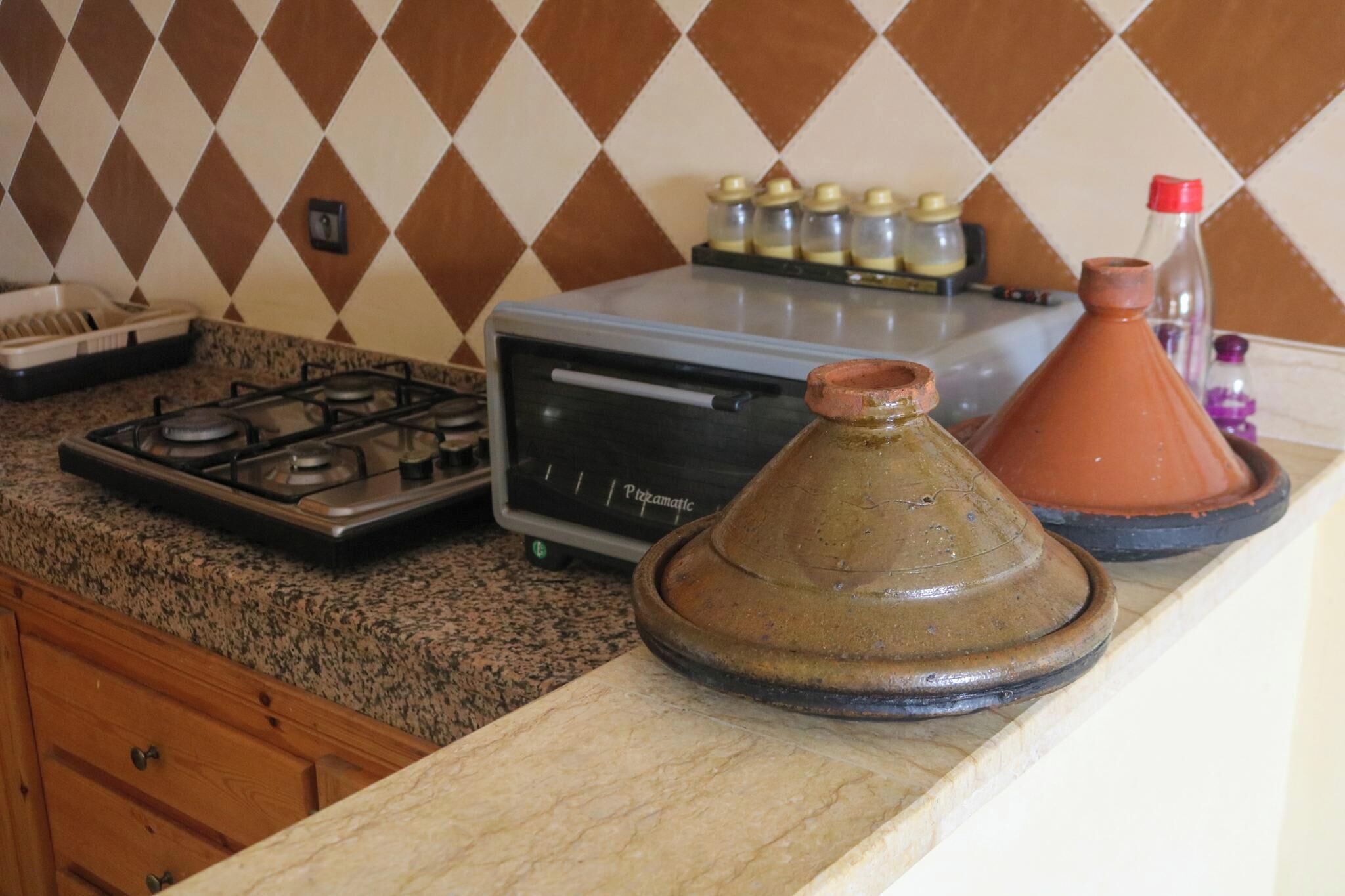 Wasserkocher mit Kaffee-/Teezubehör, Kühlschrank, Mikrowelle, Herdplatte