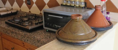 Wasserkocher mit Kaffee-/Teezubehör, Kühlschrank, Mikrowelle, Herdplatte