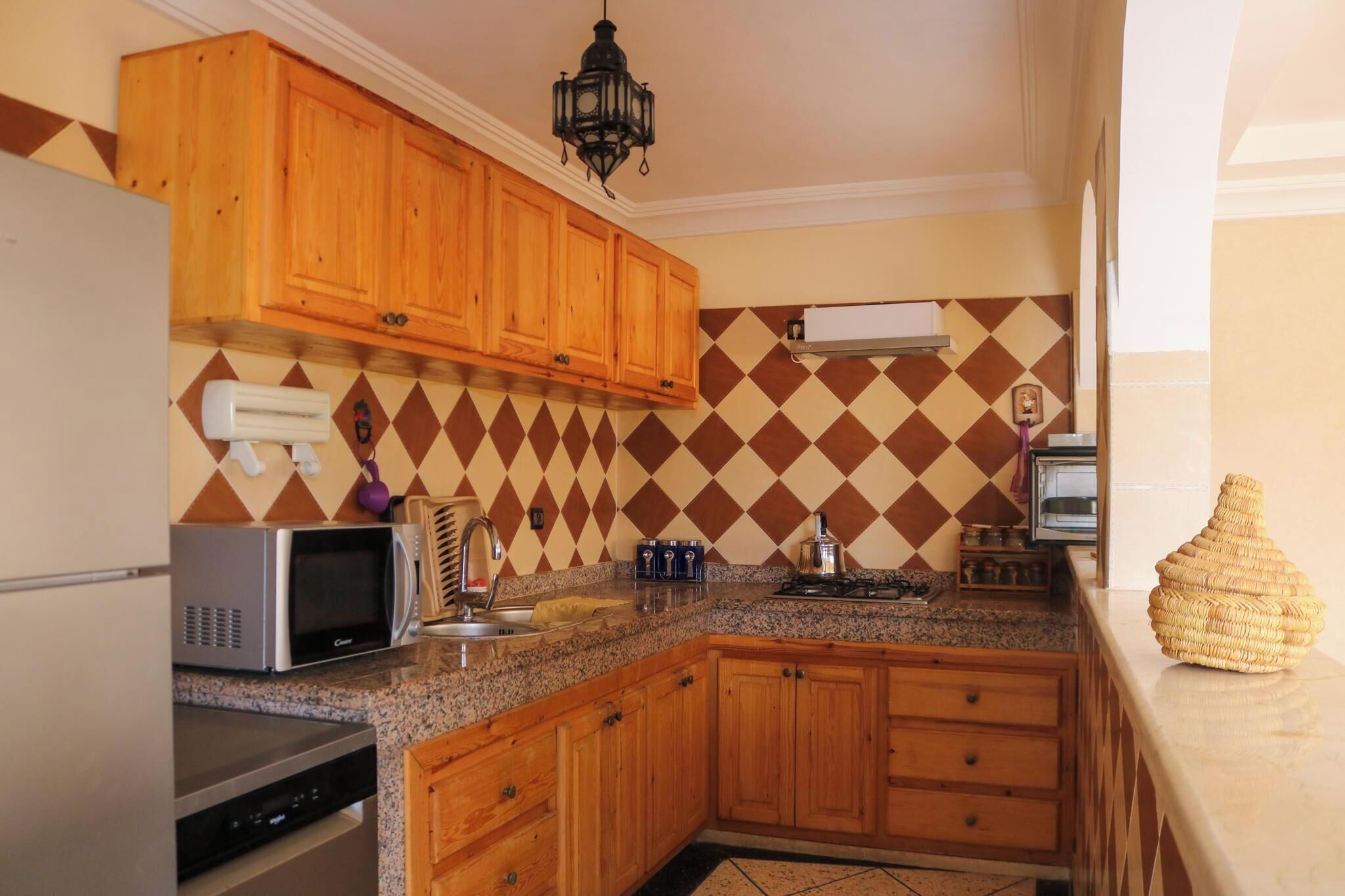 Coffee/tea maker, fridge, microwave, stovetop
