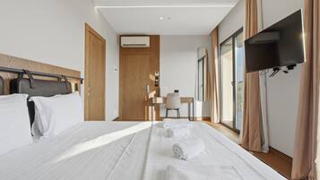 Deluxe Double Room, Balcony, Courtyard View | WiFi (free)