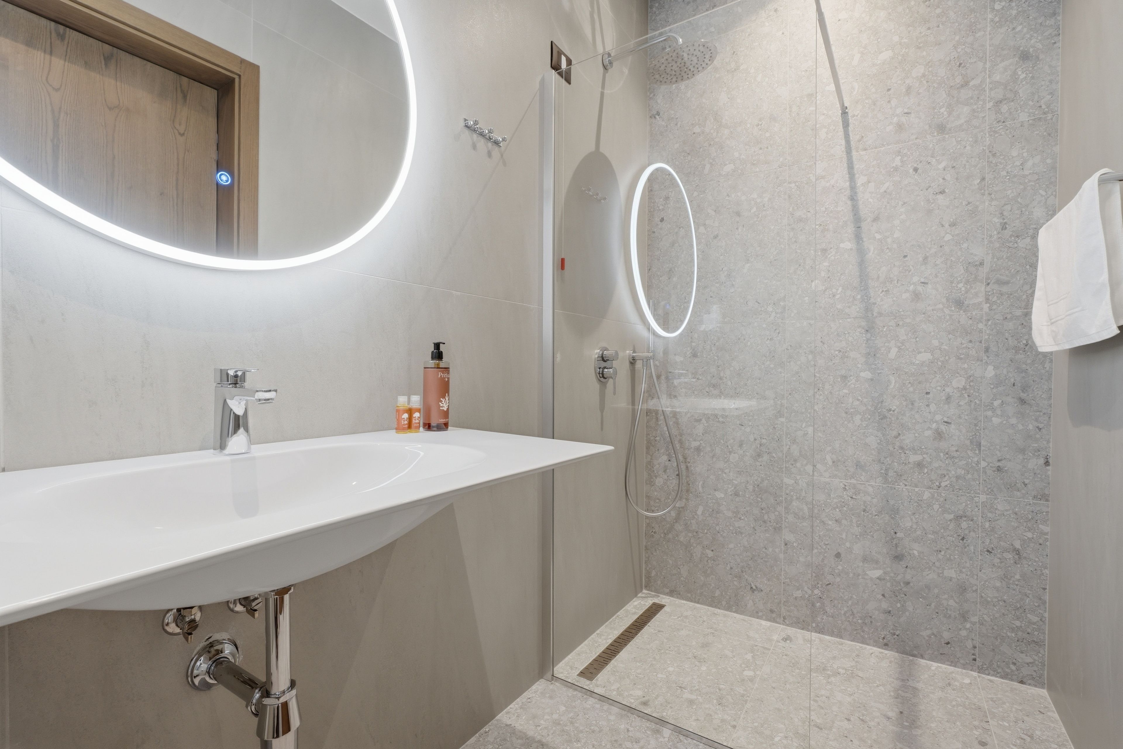 Deluxe Double Room, Balcony, Courtyard View | Bathroom | Hair dryer, towels, soap, shampoo