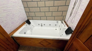 Suite de lujo | Baño | Secadora de cabello, toallas, jabón, shampoo 