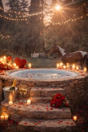 Outdoor spa tub - Holiday Home 'Maison En Pierre Chevaux' with Wi-Fi (Puyvert)