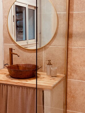 Bathroom - Holiday Home 'Maison En Pierre Chevaux' with Wi-Fi (Puyvert)
