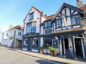A traditional building with a sign for 'The Puggle Coaching Inn' indicating it is a coaching accommodation. - Merrilees (Yarmouth)