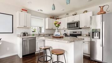 Coffee/tea maker, fridge, microwave, oven