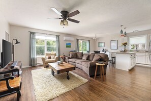 Smart TV, books - Blissful Betsie - Private Hot Tub and Pet Friendly Fenced Yard in Interlochen (Interlochen)