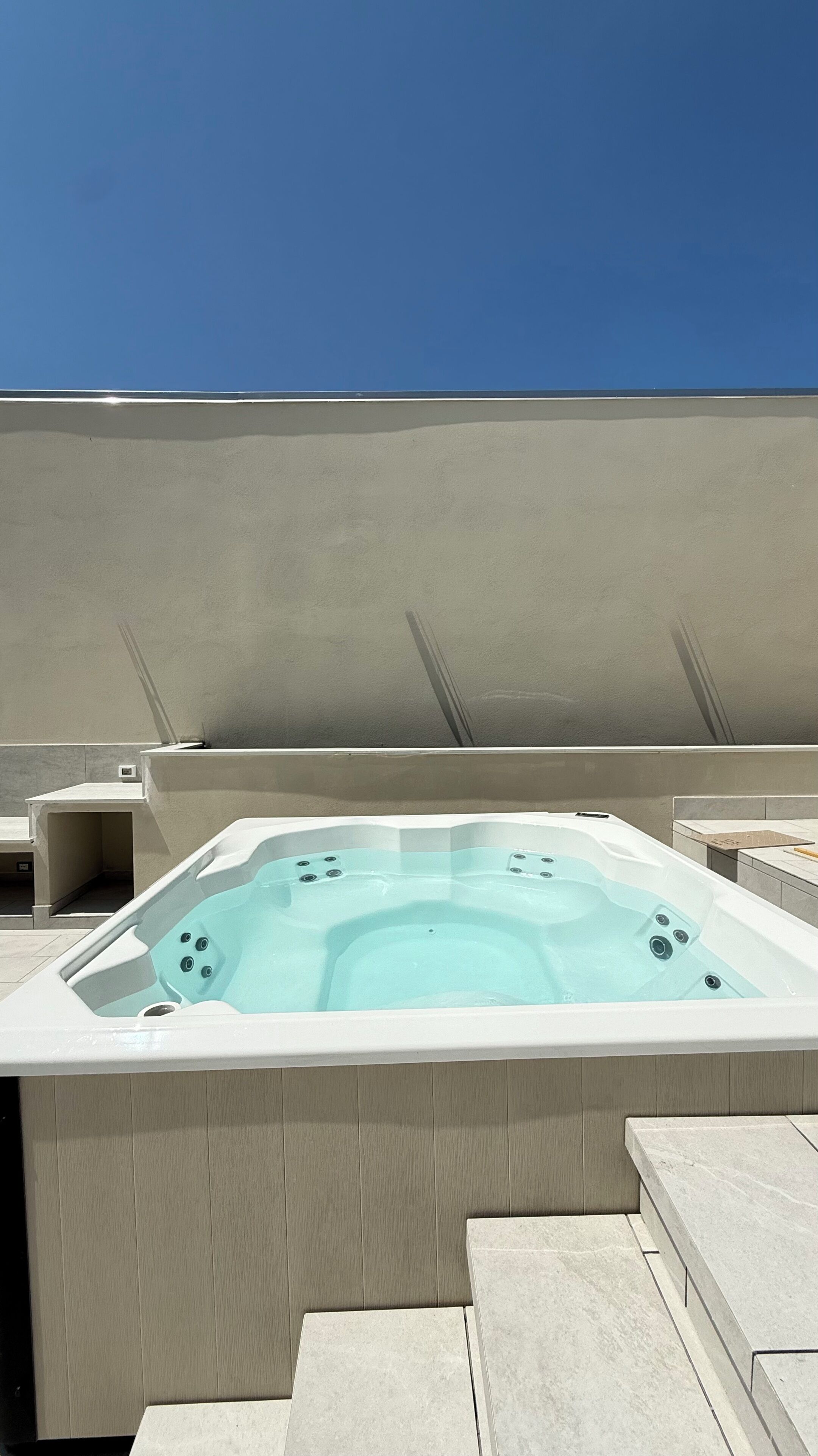 Outdoor spa tub