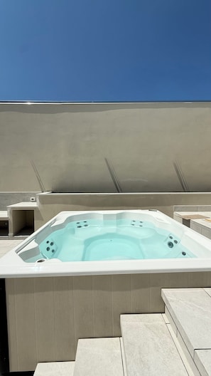 Un jacuzzi con vistas despejadas al cielo.