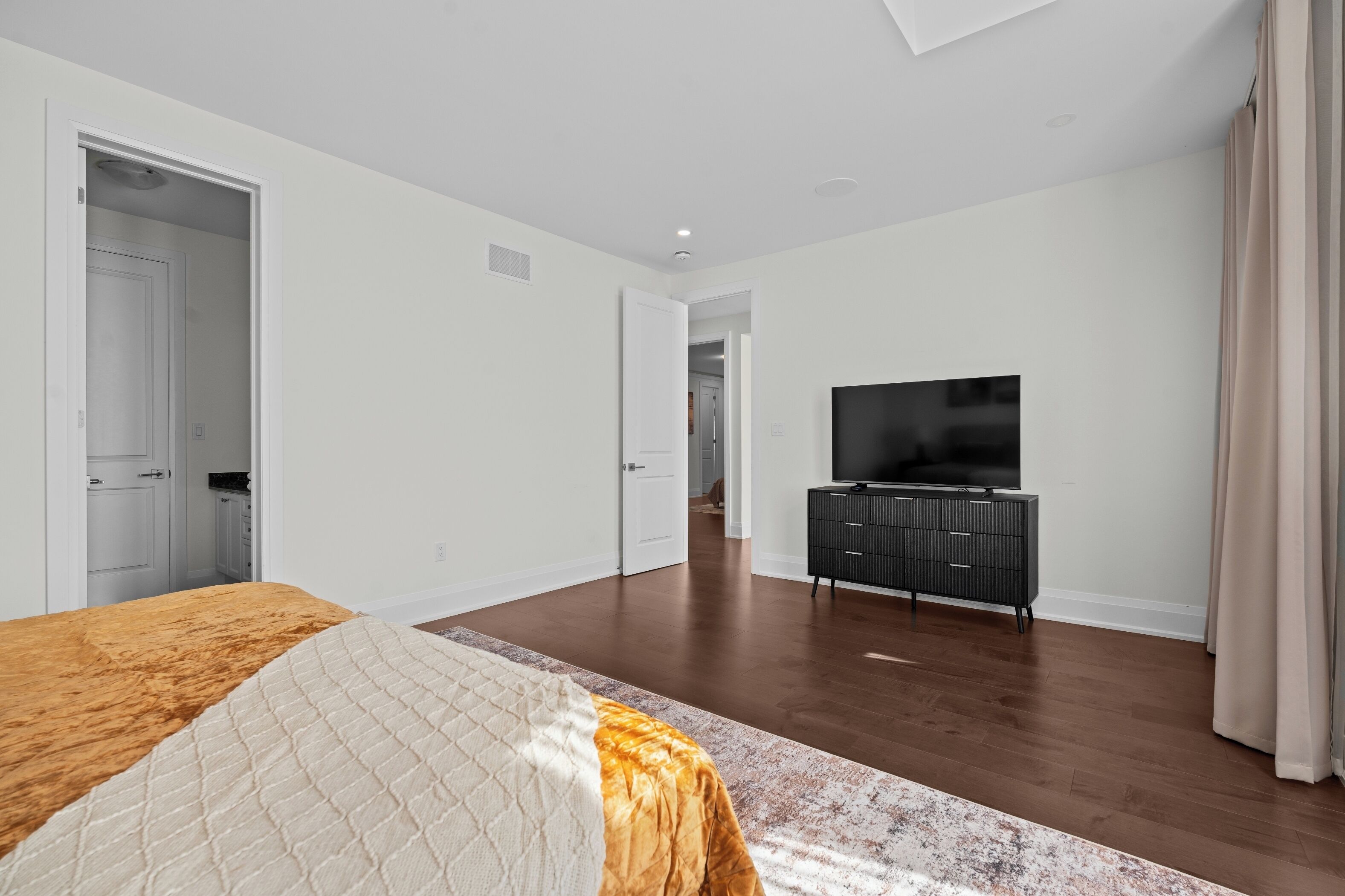 Luxury House, 4 Bedrooms, Garden View | Desk, laptop workspace, iron/ironing board, WiFi (free)