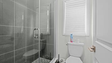 Casa de lujo, 4 habitaciones, vista al jardín | Baño | Tina y regadera independientes y tina profunda