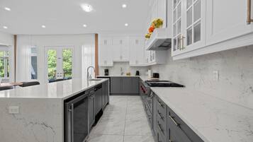 Casa Luxury, 4 camere da letto, vista giardino | Cucina privata | Macchina per tè/caffè, frigorifero, microonde, forno