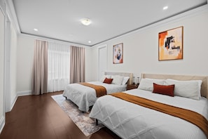 Casa de lujo, 4 habitaciones, vista al jardín | Escritorio y espacio para trabajar con laptop
