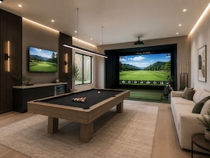 Ein modernes Wohnzimmer mit Billardtisch, einem Fernseher, der ein Golfspiel zeigt, und einer gemütlichen Sitzecke.