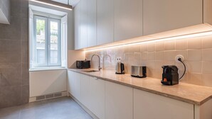 Wasserkocher mit Kaffee-/Teezubehör, Kühlschrank, Mikrowelle, Ofen