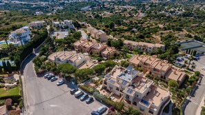 A residential area with multiple apartment buildings, a main road, and a parking lot. - Casa V2 Solarenga perto de Ferragudo by Lovelystay (Ferragudo)