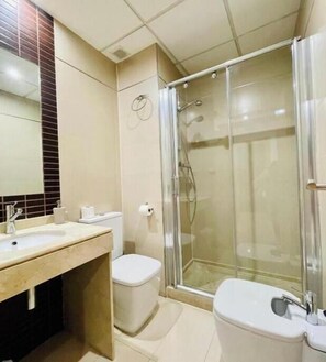 Dusche, Haartrockner, Bidet, Handtücher