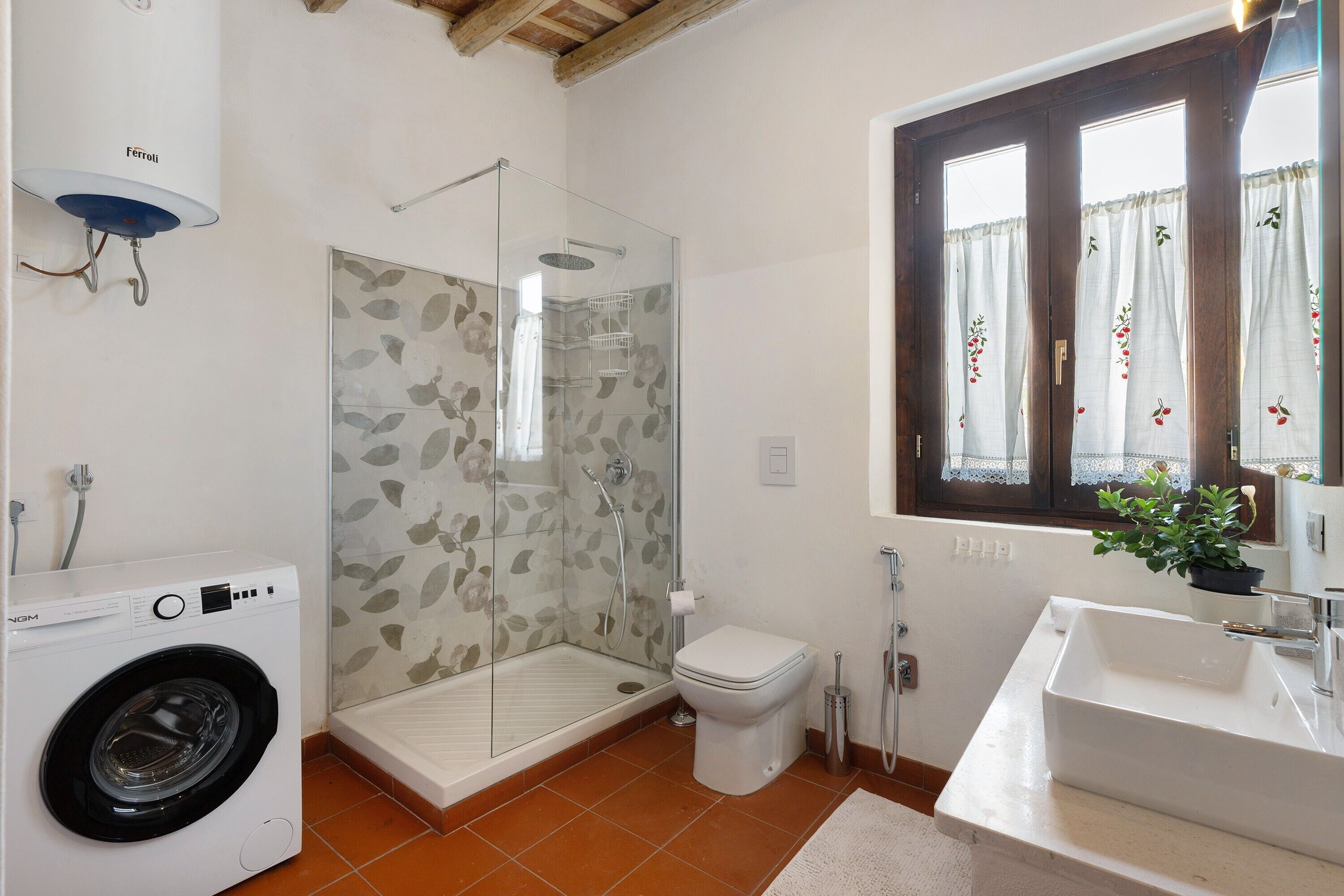 Douche, sèche-cheveux, serviettes fournies